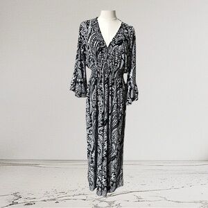 Seven Inlands Elegant Black and White Paisley Maxi Dress